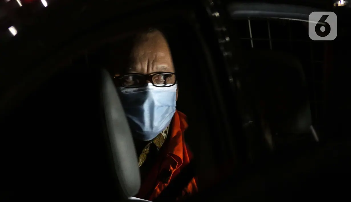 Tersangka suap dan gratifikasi penanganan perkara di Mahkamah Agung, Nurhadi usai pemeriksaan oleh penyidik Polres Jakarta Selatan di Gedung KPK, Jakarta, Kamis (4/2/2021). Mantan Sekretaris MA itu diperiksa terkait dugaan pemukulan terhadap sipir di Rutan KPK. (Liputan6.com/Helmi Fithriansyah)