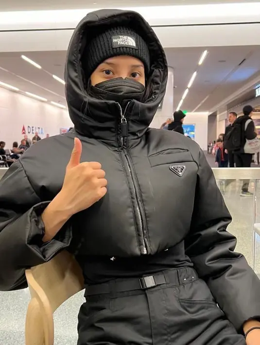 Kali ini, aktris 23 tahun itu tampil serba hitam ala cewek mamba mengenakan Cropped Puffer Jacket dari Prada, dipadu celana panjang dan topi beanie. @anyageraldine.
