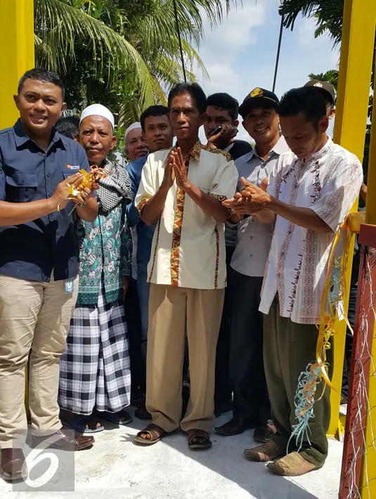 Perwakilan SCTV dan pemerintah desa setempat saat melakukan peresmian Jembatan Asa di Desa Pintas Tuo, Kecamatan Muara Tabir, Jambi, (7/8). Jembatan Desa Pintas Tuo adalah Jembatan Asa ke-10 yang dibangun dari donasi pemirsa SCTV. (Liputan6.com/dok SCTV)
