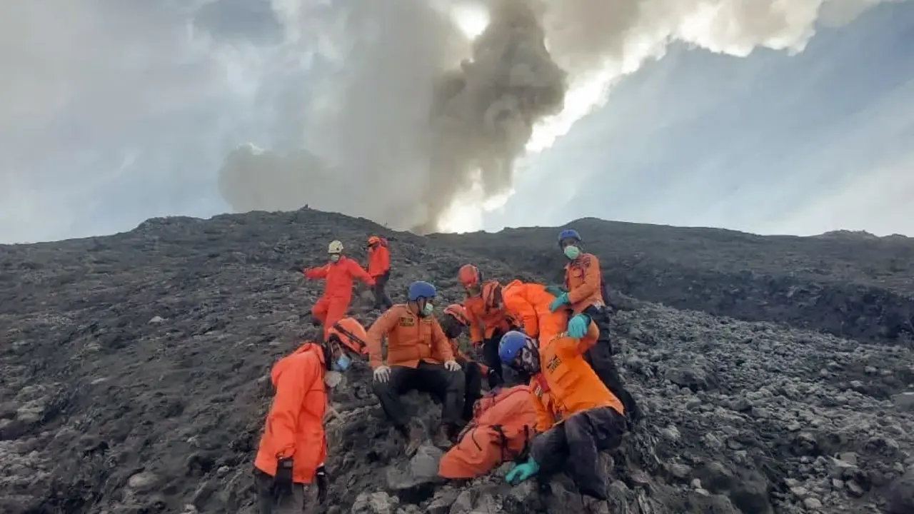 Evakuasi korban erupsi Gunung Marapi