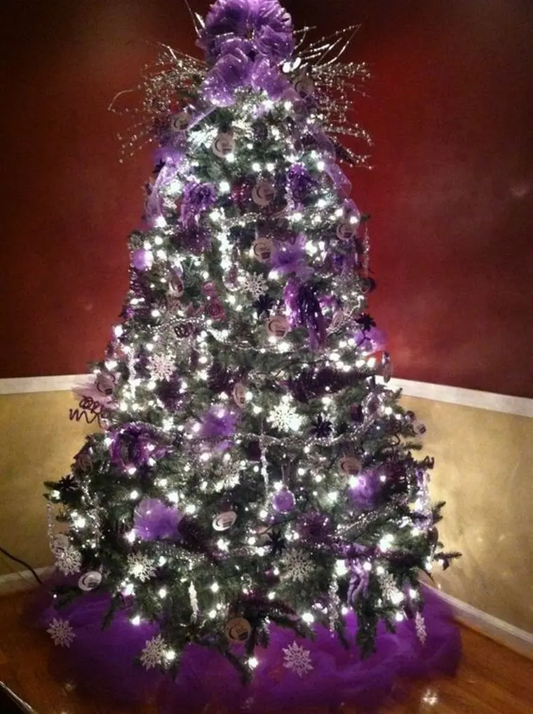 10 Pohon Natal Nuansa Ungu yang Keren & Cakep Banget - Photo Fimela.com