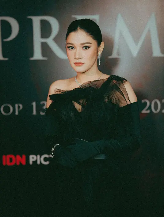 Naysilla Mirdad memilih gaun hitam yang cantik sekaligus rumit di peremiere film horor pertamanya Inang (Foto: @naymirdad)