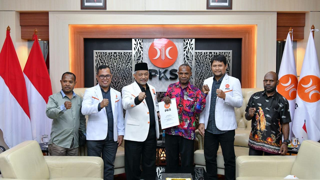 Calon kepala daerah (calkada) dari wilayah Indonesia Timur menerima Surat Keputusan (SK) dukungan dari Dewan Pimpinan Pusat (DPP) Partai Keadilan Sejahtera (PKS) pada Kamis, (26/7/2024). (Istimewa)