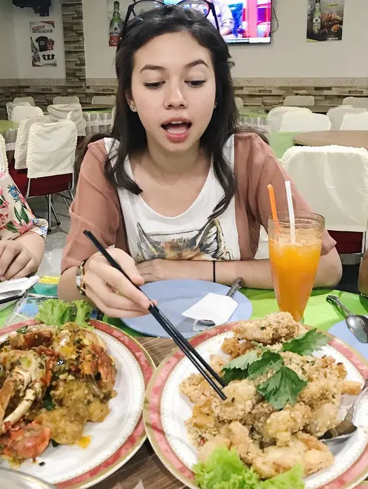 Kali ini Yuki sedang menikmati hidangan di depannya terlihat tampil begitu santai dan kasual. Lagi-lagi ia tak memakai make up di wajahnya sehingga membuatnya cantik alami. (Instagram/yukikt)