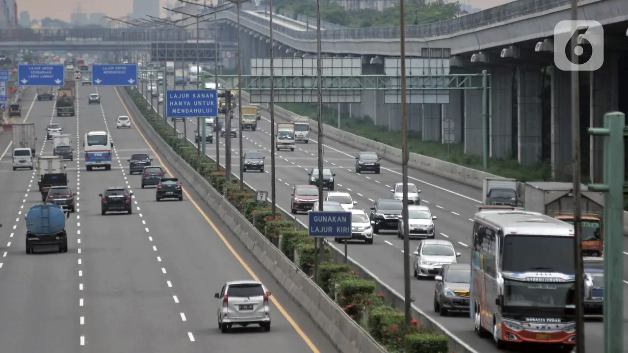 FOTO: Pandemi COVID-19 Turunkan Volume Kendaraan di Jalan Tol