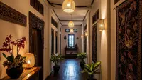 Ilustrasi lorong rumah khas Indonesia. [Foto: Gemini]