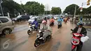 Sejumlah kendaraan melaju melewati genangan air hujan yang merendam jalan di depan Istana Merdeka, Jakarta, Selasa (9/2). Hujan deras yang mengguyur kota Jakarta membuat sejumlah jalan protokol tergenang air. (Liputan6.com/Immanuel Antonius)