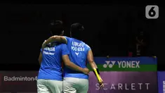 Pebulu tangkis ganda putri Indonesia, Apriyani Rahayu/Siti Fadia Silva Ramadhanti usai bertanding melawan Pearly Tan/ Thinaah Muralitharan (Malaysia) pada Semifinal Indonesia Masters 2022 di Istora Senayan, Jakarta, Sabtu (11/6/2022). Apriyani/Siti Fadia unggul dan melaju ke Final Indonesia Masters 2022. (Liputan6.com/Helmi Fithriansyah)