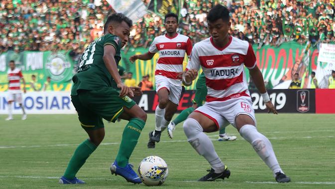 Bek kiri Madura United, Alfatah Faathier (kanan), berebut bola dengan Irfan Jaya dalam pertandingan di Stadion Gelora Bung Tomo, Surabaya, Rabu (3/4/2019). (Bola.com/Aditya Wany)