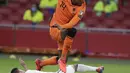 Gelandang Beland, Ryan Gravenberch berusaha melewati pemain Latvia, Roberts Savalnieks selama lanjutan Kualifikasi Piala Dunia 2022 zona Eropa Grup G di Johan Cruyff ArenA, Minggu (28/3/2021). Belanda sementara menguntit di posisi ketiga klasemen dengan tiga angka. (AP Photo/Peter Dejong)
