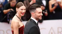 Tak sabar menjadi orang tua, akhirnya Adam Levine dan Behati Prinsloo dikaruniai seorang anak perempuan. Lahir pada hari Rabu (21/9) di California, Amerika Serikat, bayi cantik Adam dan Behati ini diberi nama Dusty Rose Levine. (AFP/Bintang.com)