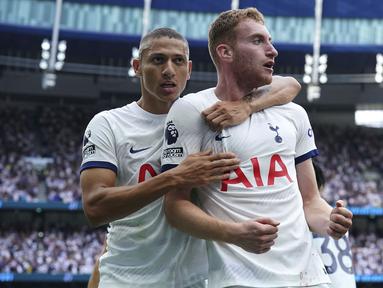 Tuan rumah Tottenham Hotspur harus bersusah payah mengalahkan Sheffield United pada laga pekan kelima Premier League Liga Inggris 2023/2024 di Tottenham Hotspur Stadium, London, Sabtu (16/9/2023) malam WIB. Sempat tertinggal lewat gol Gustavo Hamer pada menit ke-73, Spurs baru mampu menyamakan skor hingga akhirnya memenangkan laga pada masa injury time yang berdurasi 12 menit. Gol penyeimbang 1-1 dicetak Richarlison pada menit ke-90+8, sementara gol kemenangan dicetak Dejan Kulusevski dua menit kemudian. Wasit Peter Bankes mengeluarkan total 14 kartu kuning untuk kedua tim dan 1 kartu merah kepada tim tamu dalam laga tersebut. (PA via AP Photo/Jonathan Brady)