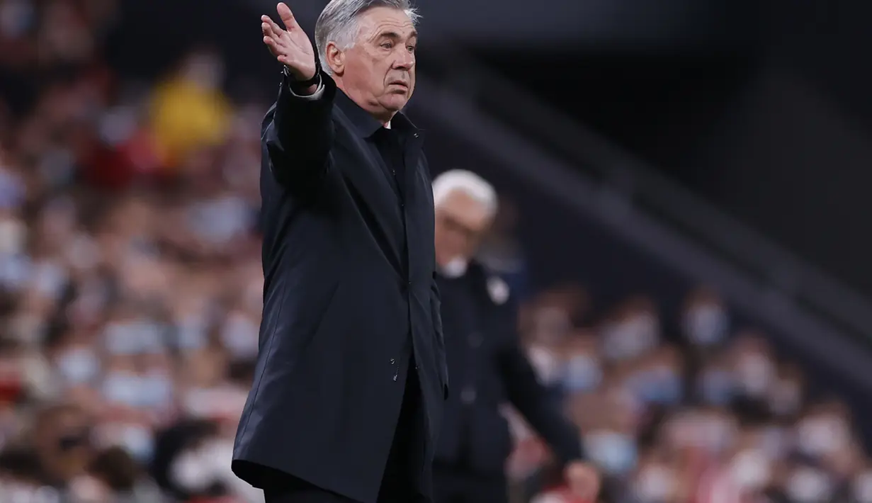 Pelatih Real Madrid, Carlo Ancelotti menginstruksikan pemainnya saat bertanding melawan Athletic Bilbao pada pertandingan lanjutan La Liga Spanyol di stadion San Mames di Bilbao, Spanyol, Kamis (23/12/2021). Madrid menang atas Bilbao 2-1. (AP Photo/Ricardo Larreina)