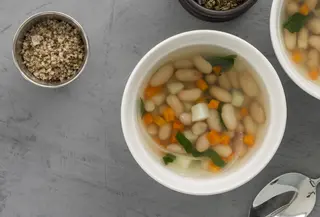 Hidangan sup kacang dan sayur mendukung kesehatan jantung melalui serat larut yang dapat menurunkan kolesterol. (Foto/dok: Freepik)