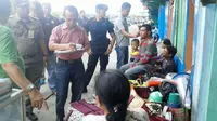 Petugas dari Pemkot Jakarta Utara mendata warga Kaijodo, Penjaringan, yang ingin pindah ke rusunawa. (Liputan6.com/Audrey Santoso)