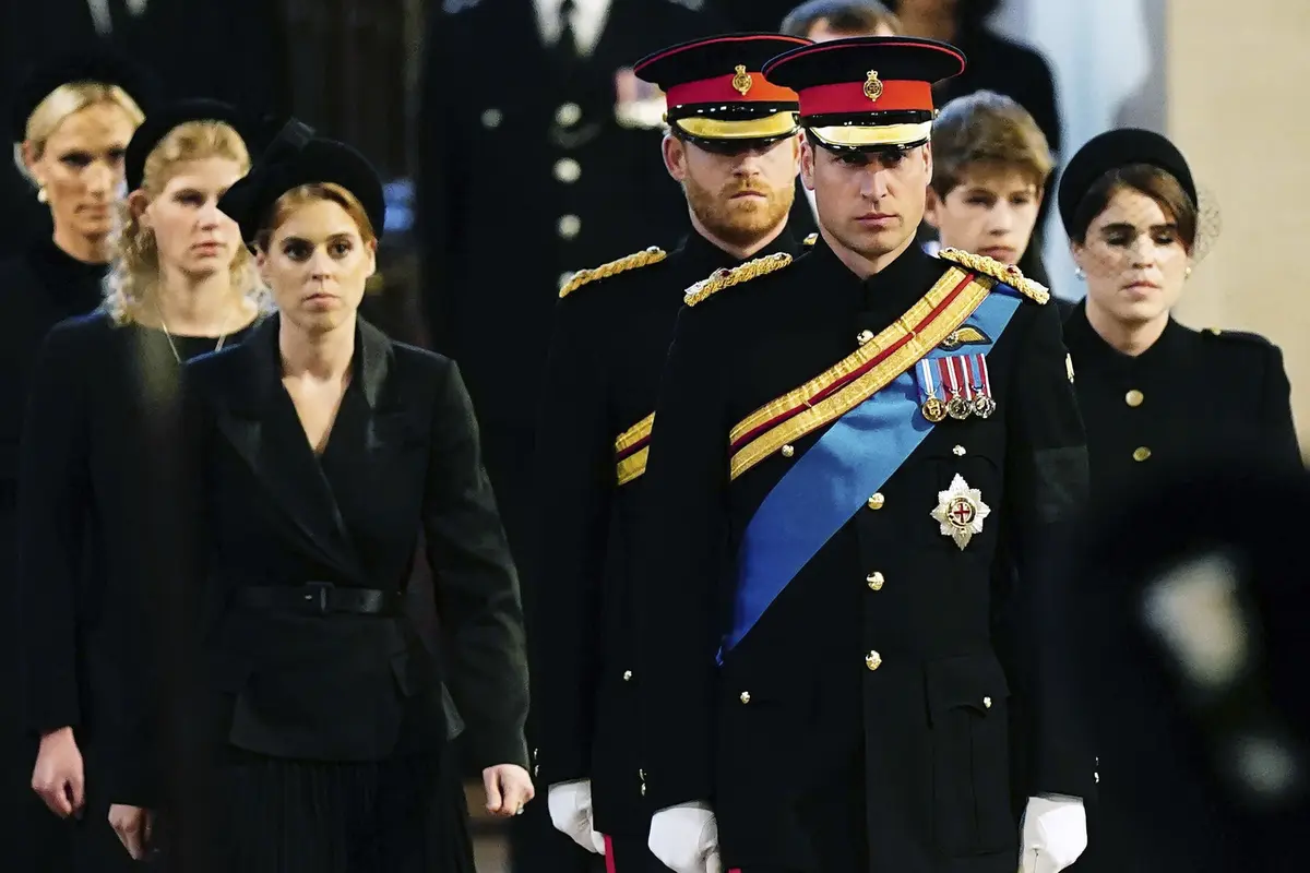 Pangeran William dan Harry Kenakan Seragam Militer Pimpin Penjagaan Peti Mati Ratu Elizabeth II