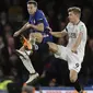 Aksi pemain Chelsea, Cesar Azpilicueta (kiri)  berebut bola dengan pemain Crystal Palace,  Alexander Sorloth pada lanjutan Premier League di Stamford Bridge stadium, London, (10/3/2018). Chelsea menang 2-1.(AP/Matt Dunham)