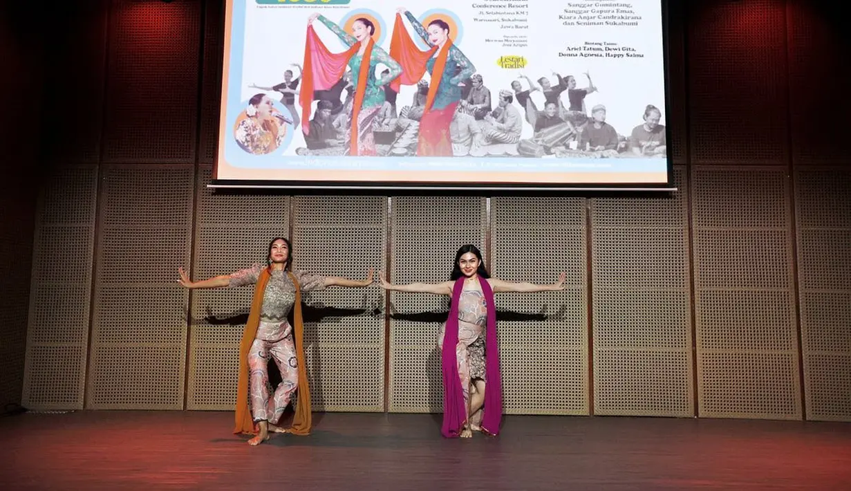 Sementara Happy Salma kenakan blouse brukat dan celana batik warna peach. Selendang oranye jadi pelengkap aksesori [@happysalma]