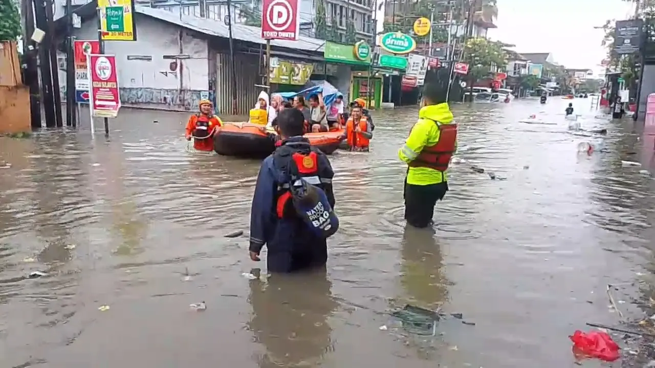 Tim SAR evakuasi warga terdampak banjir di Denpasar