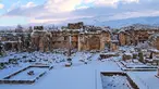 Salju menutupi kota Baalbek di Lebanon kuno di timur Lembah Bekaa (17/1). Baalbek adalah kota yang terletak di Lembah Bekaa, Lebanon pada ketinggian 1170 meter (3840 ft) di sebelah timur Sungai Litani. (AP Photo)