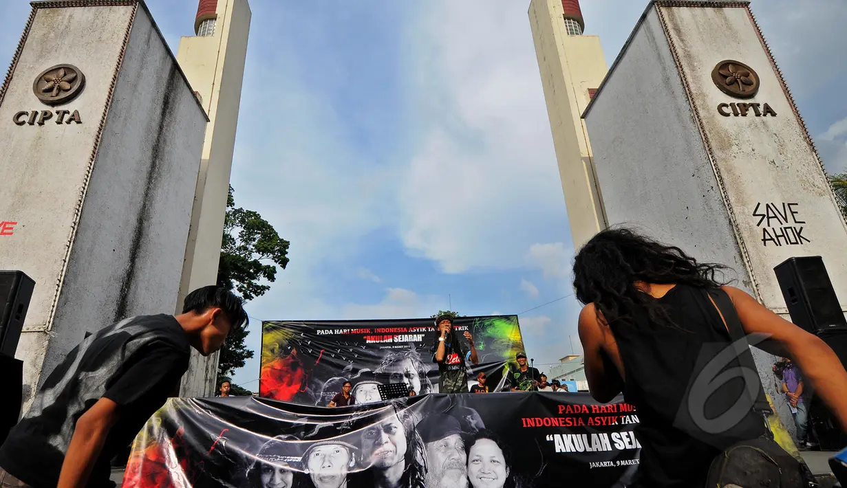 Taman Ismail Marzuki (TIM) menggelar konser "Indonesia Bersih Dari Maling Hak Cipta" bersama musisi-musisi reggae, Jakarta, Senin (9/3/2015). (Liputan6.com/Faisal R Syam)