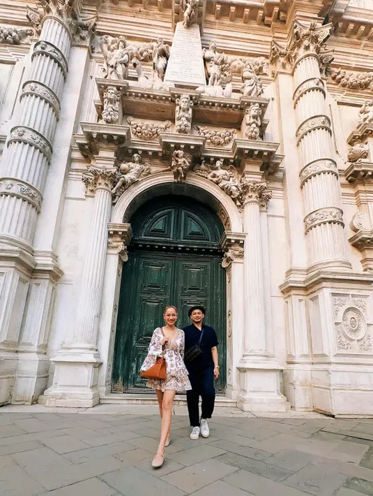 Gaya chic keduanya bergandengan tangan. Tiko tampil serba hitam, sedangkan BCL tampil chic dengan summer mini dress. [Foto: Instagram/itsmebcl]