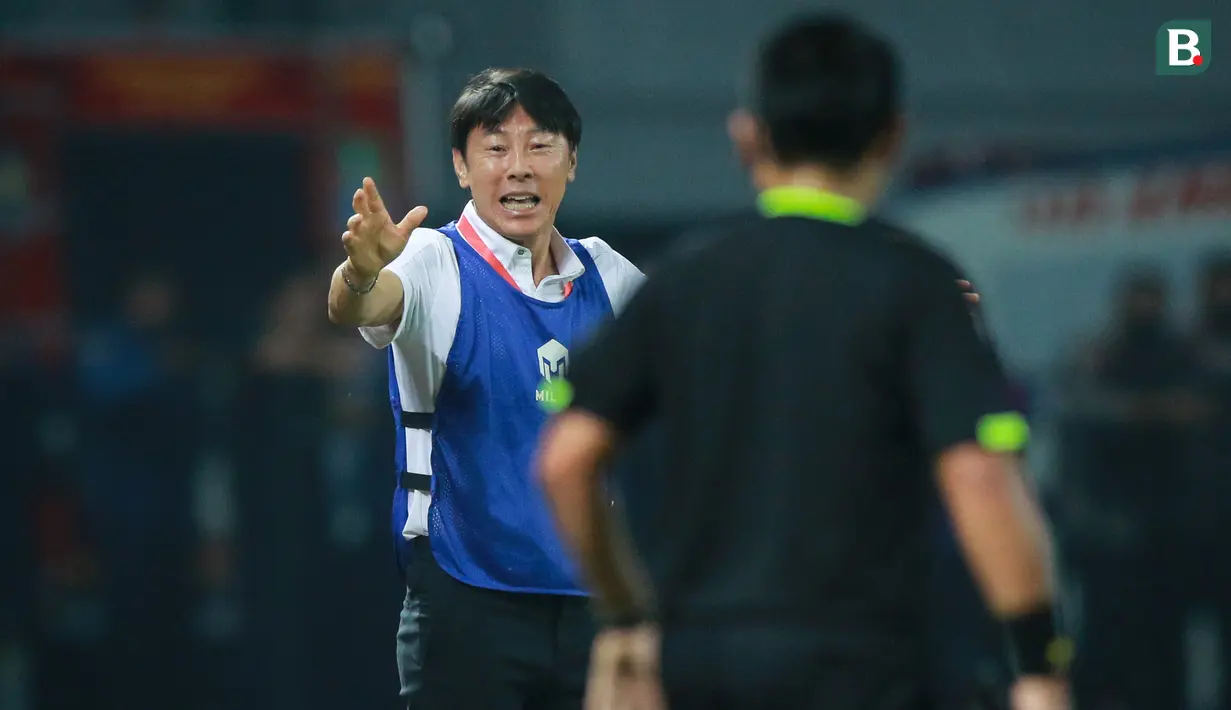 <p>Pelatih&nbsp;Timnas Indonesia U-19,&nbsp;Shin Tae-yong&nbsp;Melakukan protes terhadap hakim garis dalam pertandingan babak penyisihan Grup A&nbsp;Piala AFF U-19 antara Timnas Indonesia U-19 melawan Timnas Thailand U-19 yang berlangsung di Stadion Patriot Candrabhaga, Bekasi, Rabu (6/7/2022). (Bola.com/Bagaskara Lazuardi)</p>
