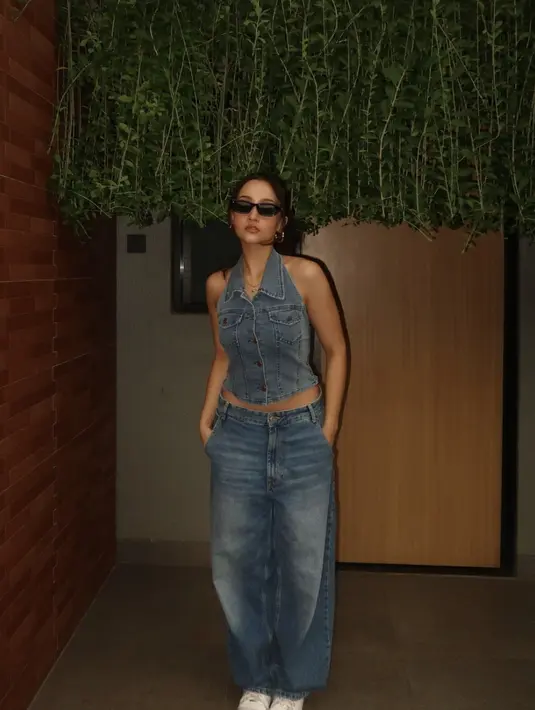 Menyempurnakan tampilannya, ia padukan dengan kacamata hitam dan anting bergaya hoop.  [Foto: Instagram/ Megan Domani]