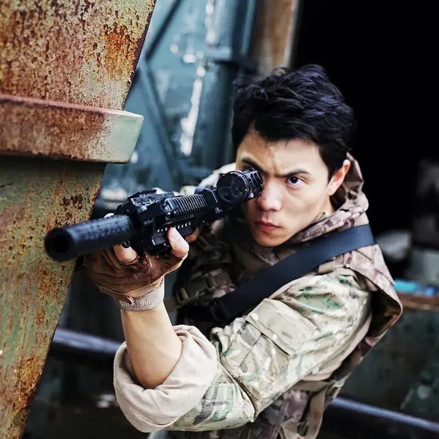 6 Potret Terbaru Zhenwei Wang Bintang Film Karate Kid, Kini Macho Bikin