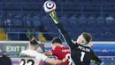 Kiper Leeds United, Illan Meslier, berusaha menghalau bola saat melawan Liverpool pada laga Liga Inggris di Stadion Elland Road, Senin (19/4/2021). Kedua tim bermain imbang 1-1. (Paul Ellis/Pool via AP)