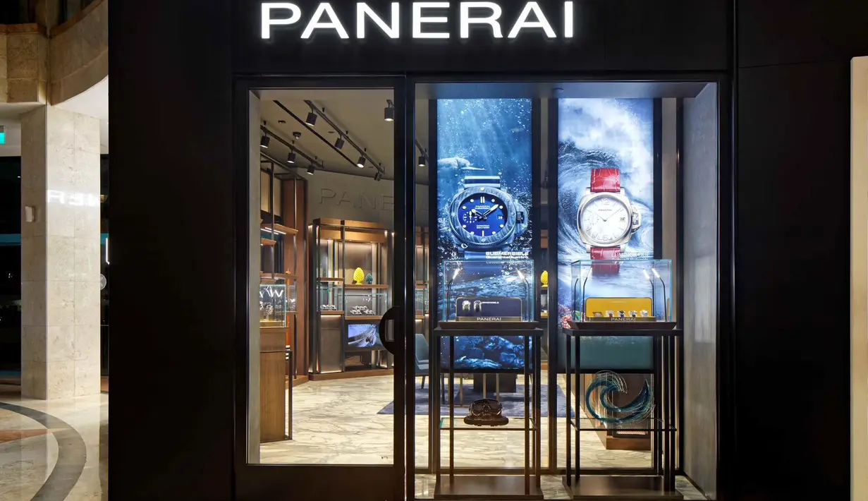 4 Butik ini menawarkan pelanggan dan kolektor setia dengan pilihan lengkap jam tangan canggih. Suasana elegan dan interior mewah di setiap butik memenuhi karakteristik unik setiap merek. Panerai meluncurkan butik berkonsep dinamis dan ramah khusus untuk penggemar jam tangan yang bersemangat untuk menemukan sesuatu yang menawan dengan khas desain Italia. [ Foto: dok Time International ]