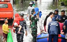 FOTO: TNI AL Bantu Evakuasi Warga Terdampak Banjir di Denpasar Selatan