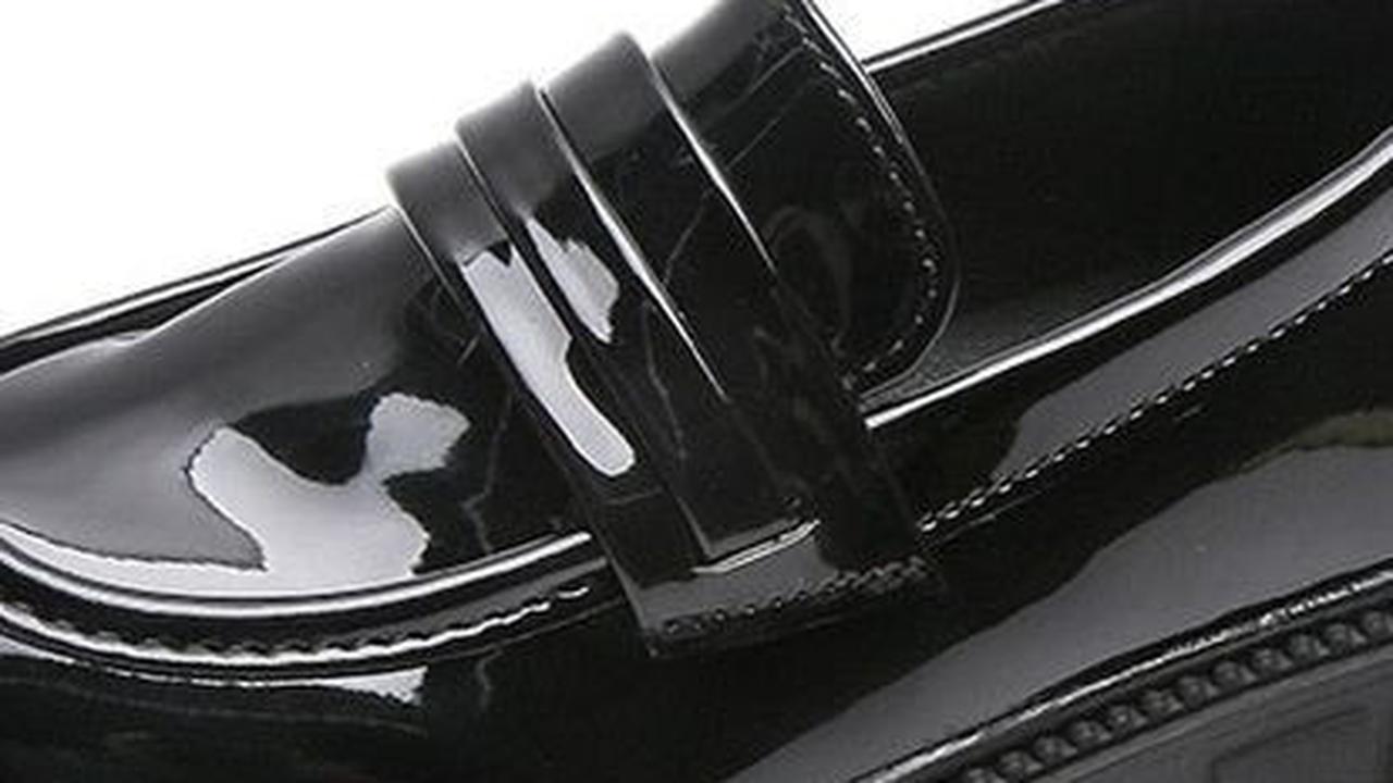 <b>Sneaker atau Slip On Warna Hitam untuk Ke Sekolah </b>