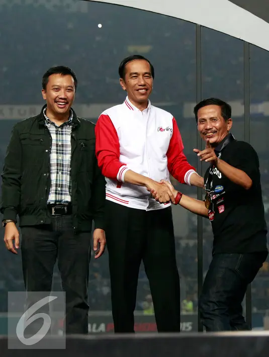 Presiden Joko Widodo didampingi Menteri Pemuda dan Olahraga (Menpora) Imam Nahrawi (kiri) bersalaman dengan pelatih Persib Djajang Nurjaman (kanan) di Stadion Utama Gelora Bung Karno, Jakarta, Minggu (18/10/2015). (Liputan6.com/Yoppy Renato)