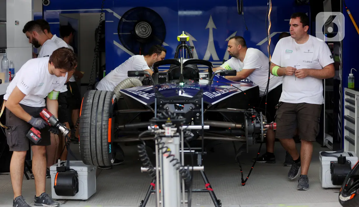 Formula E yang kini memasuki seri ke-10 dan 11 akan digelar di JIEC pada tanggal 3 dan 4 Juni 2023. Menjelang hari digelarnya balapan, seluruh kru sibuk dalam mempersiapkan mobil mereka. (Bola.com/M. Iqbal Ichsan)