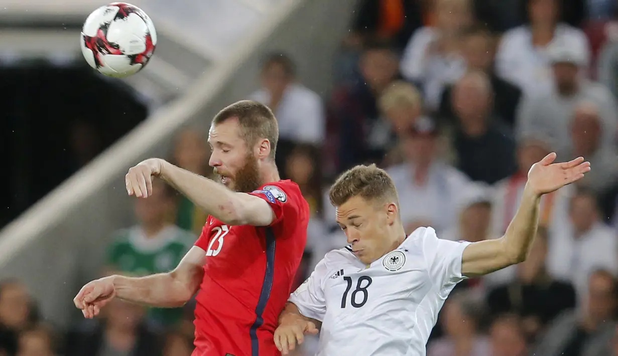 Duel pemain Norwegia, Jo Inge Berget (kiri) dengan pemain Jerman, Joshua Kimmich pada laga grup C kualifikasi Piala Dunia 2018 di Mercedes-Benz Arena, Stuttgart, (4/9/2017). Jerman menang 6-0. (AP/Michael Probst)