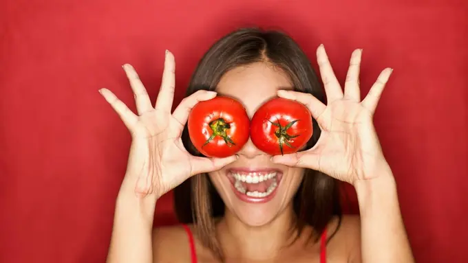 Bukan Cuma Ngilangin Jerawat, Ini 5 Manfaat Tomat Tuk Kecantikan