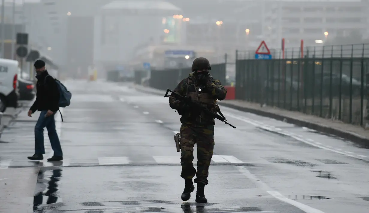 Tentara Belgia melakukan penjagaan di dekat bandara Zaventem, Brussels, Belgia, (23/3). Pihak keamanan Belgia saat ini sedang memburu seorang pria yang diduga pelaku serangan teror.  (JOHN THYS / AFP)