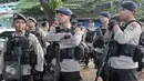 Petugas berjaga-jaga di sekitar lokasi ditemukannya senjata tajam dan alat narkoba di kawasan Manggarai, Jakarta Selatan, Rabu (8/3). (Liputan6.com/Yoppy Renato)