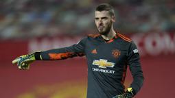 David de Gea. Kiper asal Spanyol yang bermain untuk Manchester United ini didatangkan dari Atletico Madrid pada awal musim 2011/2012. Musim ini, posisinya terusik oleh kedatangan Dean Henderson. Tiap pekan ia mendapat bayaran tertinggi di antara para kiper, 375 ribu pounds. (AFP/Tim Keeton/Pool)