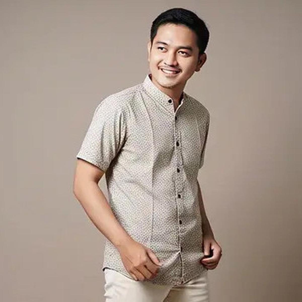 7 Inspirasi Model Kemeja Batik Lengan Pendek Pria Terbaru, Bikin Penampilan Tidak Membosankan di Berbagai Momen