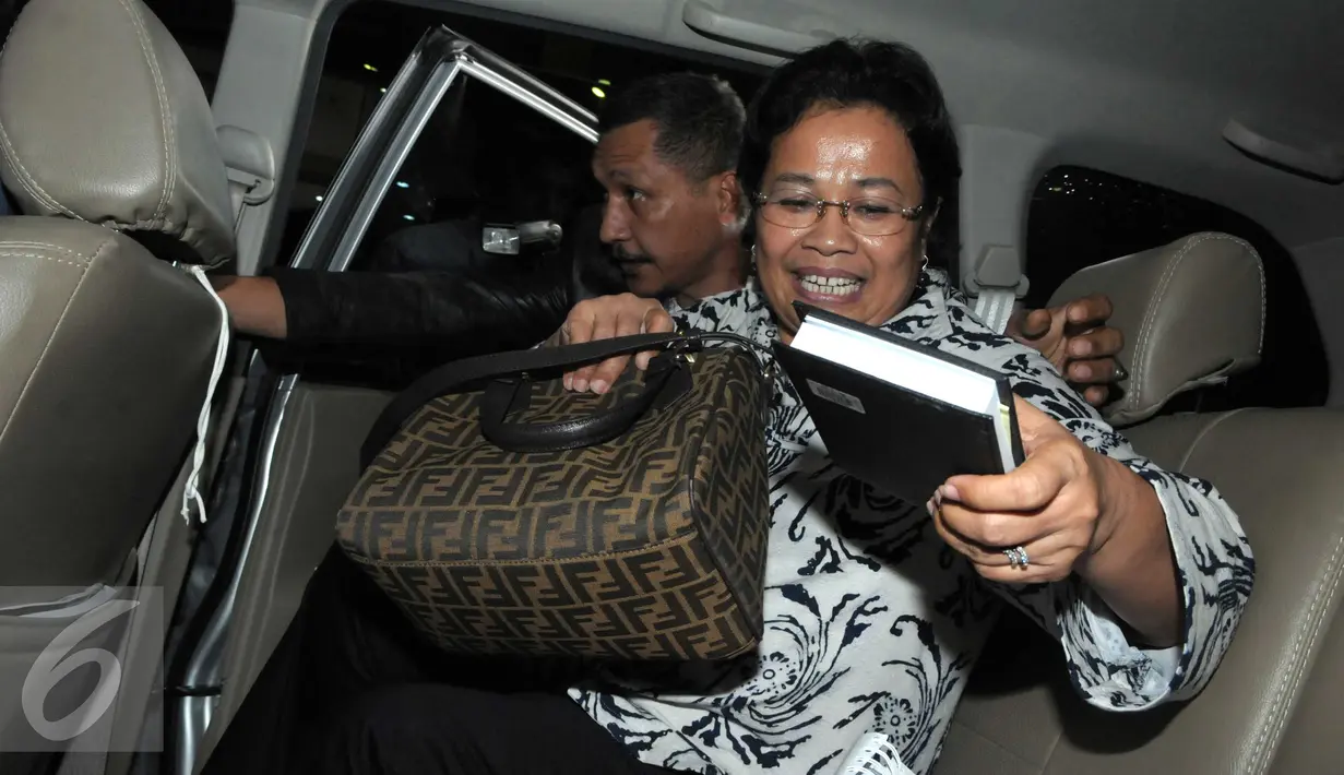Wakil Ketua Balegda, Merry Hotma memasuki mobil usai menjalani pemeriksaan KPK, Jakarta, Senin (18/4). Merry mengaku ditanya oleh penyidik sekitar 23 pertanyaan. (Liputan6.com/Helmi Afandi)