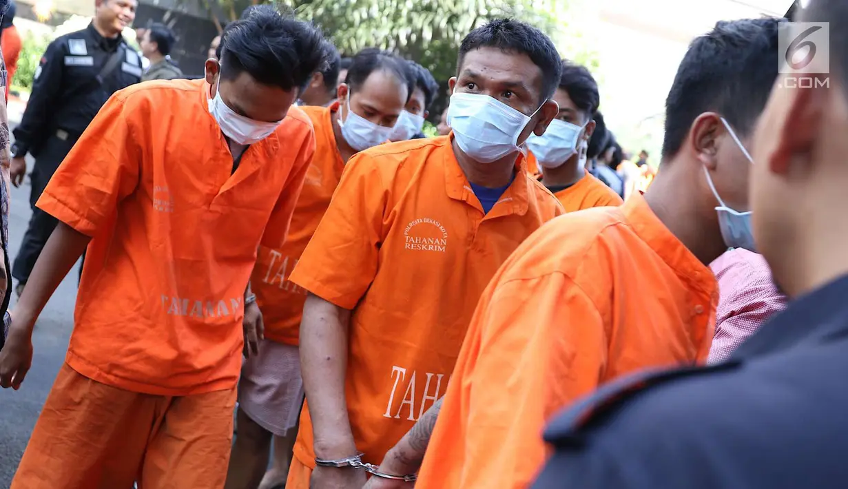 Para tersangka yang ditangkap dalam Operasi Cipta Kondisi di Mapolda Metro Jaya, Jakarta, Jumat (6/7). Seluruh pelaku yang ditangkap merupakan hasil tangkapan dari 14 polres di bawah wilayah hukum Polda Metro Jaya. (Liputan6.com/Immanuel Antonius)