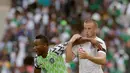 Pemain Nigeria John Obi Mikel (kiri) berduel dengan Eric Dier dalam laga uji coba Piala Dunia 2018 melawan Inggris di Stadion Wembley, London, Inggris, Sabtu (2/6). Inggris berhasil menekuk Nigeria dengan skor 2-1.  (AP Photo/Matt Dunham)