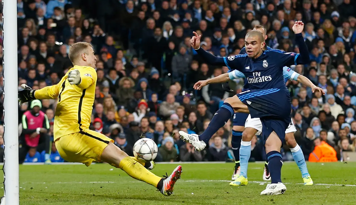  Kiper City, Joe Hart menghalau bola tendangan bek Real Madrid, Pepe pada leg pertama Semifinal Liga Champions di stadion Etihad, Inggris, (27/4). Real Madrid bermain imbang dengan City dengan skor 0-0. (Reuters/Carl Recine)