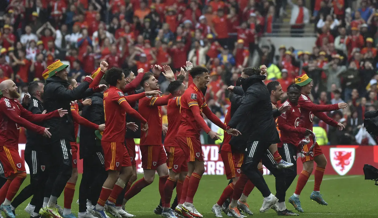 Para pemain Wales merayakan kemenangan atas Ukraina pada pertandingan play-off kualifikasi Piala Dunia 2022 di Stadion Cardiff City, di Cardiff, Wales, Minggu (5/6/2022). Wales menang atas Ukraina dengan skor tipis 1-0. (AP Photo/Rui Vieira)