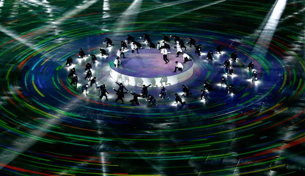 Boyband EXO memeriahkan upacara penutupan Olimpiade Musim Dingin 2018 di Pyeongchang, Korea Selatan, Minggu (25/2). EXO menghentak panggung Olimpiade PyeongChang dengan dua lagu hit mereka, Growl dan Power, dengan energik. (AP Photo/Charlie Riedel)