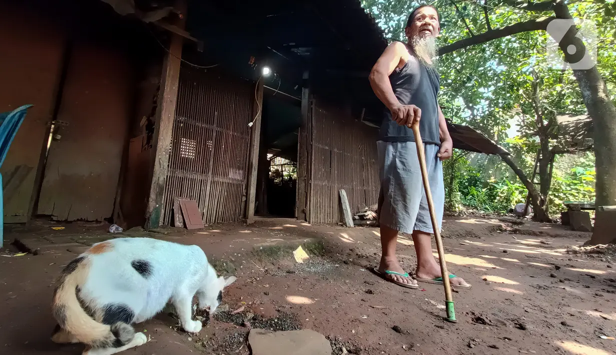 Uda Yunus, berdiri di depan rumah ikan asap di Setu Tujuh Muara, Sawangan, Depok, Minggu (19/06/2022). Pria asal Kampung Imam Bonjol, Bukit Tinggi, Sumatera Barat telah menekuni metode ikan asap dan membuka warung makan di  pinggir Setu Tujuh Muara sejak 23 tahun yang lalu. (Liputan6.com/Fery Pradolo)