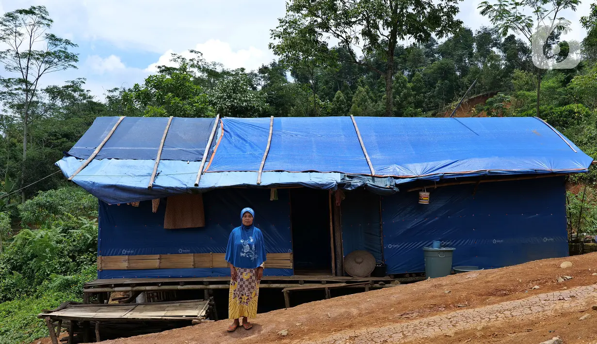 Icot (61) berpose di Kampung Cigobang, Lebak, Banten, Sabtu (20/3/2021). Kampung tersebut ditinggalkan sekitar 154 kepala keluarga (KK) karena mengalami trauma, tidak memiliki biaya perbaikan dan khawatir potensi bencana akibat stuktur tanah yang labil terjadi kembali. (Liputan6.com/Herman Zakharia)