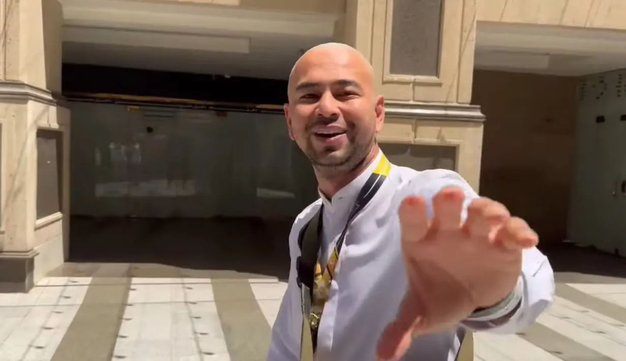 Dan seperti inilah penampilan baru Raffi Ahmad. Warganet penasaran bagaimana reaksi kedua anaknya saat melihat sang ayah pulang dengan kepala plontosnya. (Foto: YouTube/ Rans Entertainment)